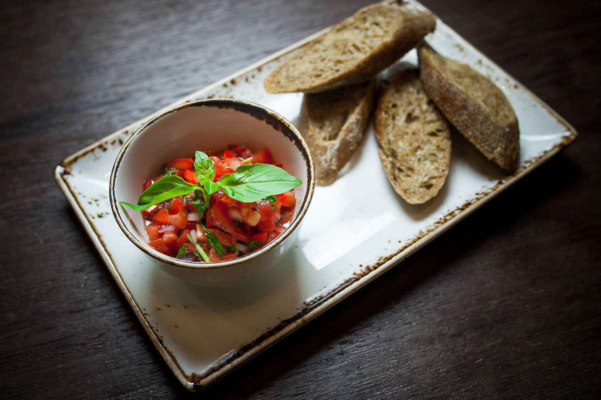 Брускеты с помидорами и базиликом