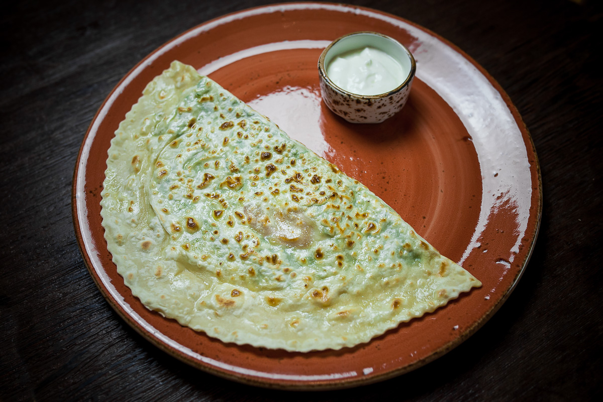 Кутаб с сулугуни и помидорами