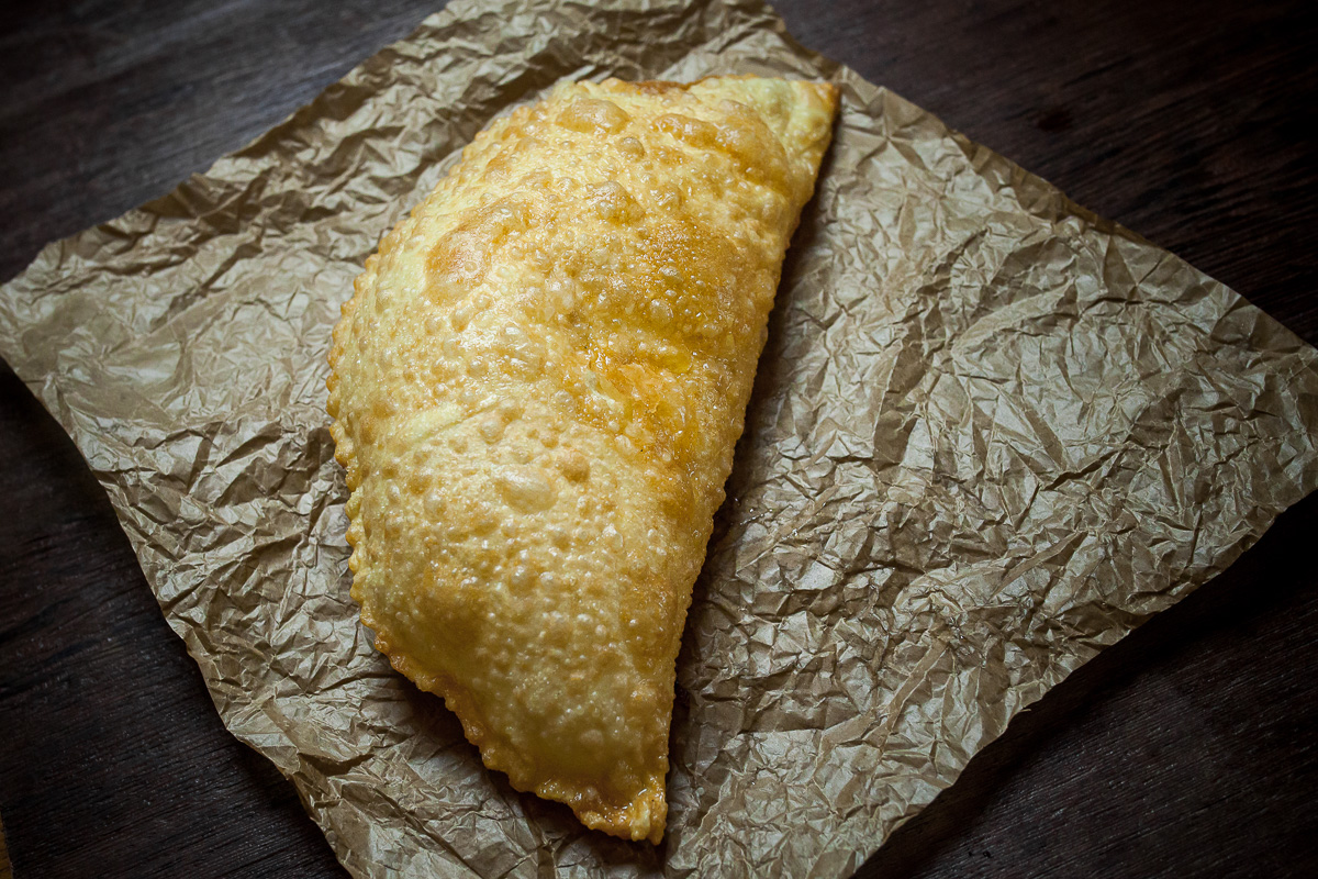 Чебурек с фаршем из ягнёнка, лука и специй