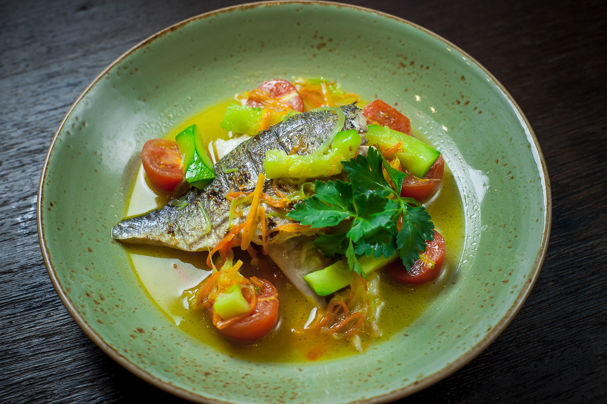 Дорадо с подливой из овощей